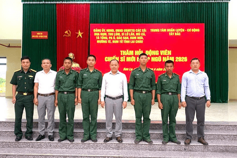 Chủ tịch UBND xã Pa Ủ cùng đoàn công tác thăm hỏi, động viên chiến sĩ mới nhập ngũ năm 2026