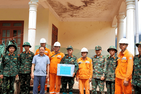 Chủ tịch UBND xã Pa Ủ thăm hỏi lực lượng bộ đội và công nhân điện lực làm nhiệm vụ tại địa phương