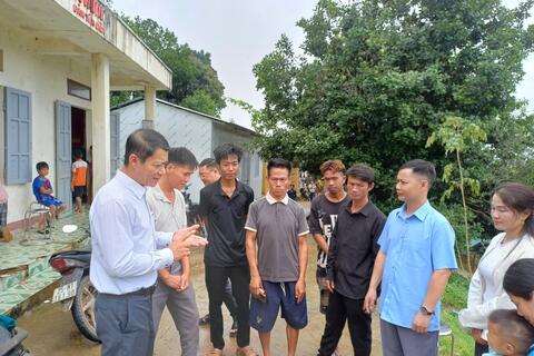 Đồng chí Tống Văn Dương - Bí thư Đảng uỷ, Chủ tịch HĐND xã Pa Ủ thăm, động viên và kiểm tra công tác khám sức khỏe miễn phí đợt 2 cho Nhân dân trên địa bàn xã.
