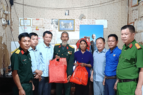 Thăm hỏi, tặng quà gia đình chính sách, người có công nhân kỷ niệm 79 năm Ngày Thương binh - Liệt sĩ