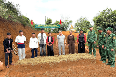CHỦ TỊCH UBND XÃ THĂM MÔ HÌNH TRỒNG RAU XANH TẬP TRUNG DO BỘ ĐỘI BIÊN PHÒNG PHỐI HỢP CÙNG NHÂN DÂN TRIỂN KHAI